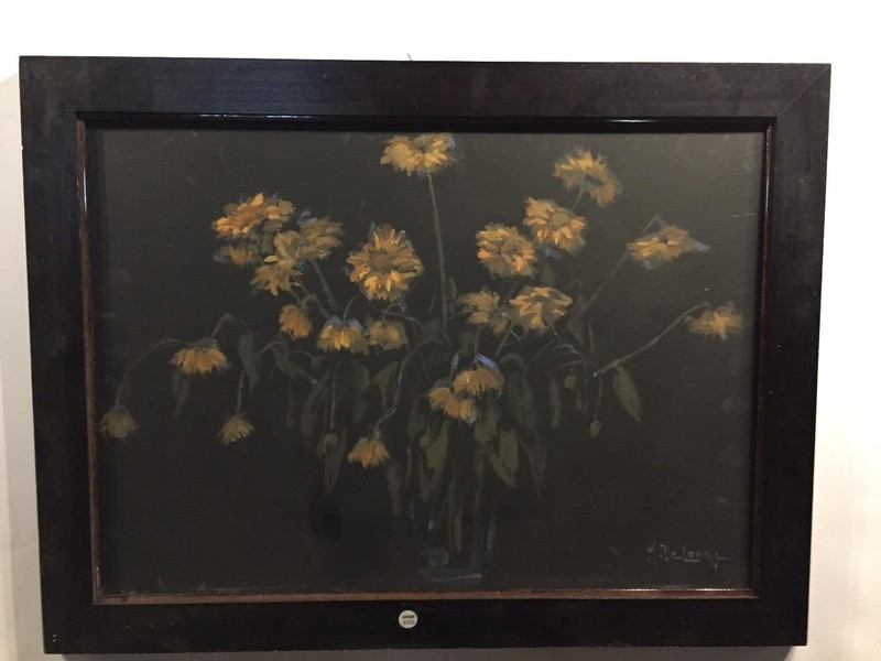 Vase with yellow flowers 